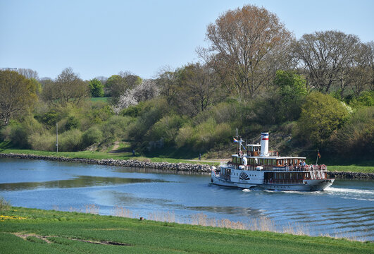 Raddampfer Freya f&auml;hrt im Fr&uuml;hling im Nord-Ostsee-Kanal 