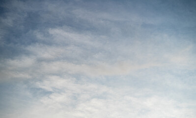 Obraz premium Cielo azul claro con nubes suaves al atardecer - foto de stock 