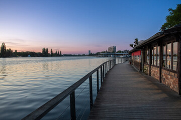 Les bords de quai au bord de l'Allier dans la ville de Vichy en Auvergne