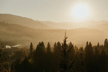 Obraz premium sunset in the Carpathians, autumn landscapes of the Carpathians, sunset in the mountains, mountain horizons, autumn warm sunset on the top of the mountain, mountains in autumn