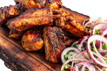 Grilled ribs served with fresh vegetables on a wooden platter
