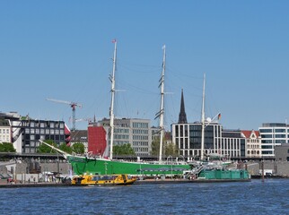 Großsegler im Hamburger Hafen