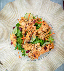 Toma cenital de un plato de ensalada con pollo