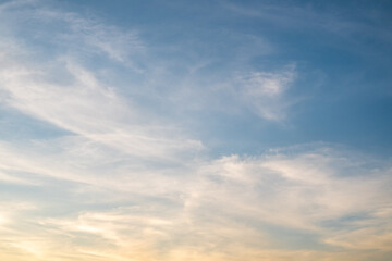 Obraz premium Cloudy blue sky with a tinge of orange light from the afternoon sun