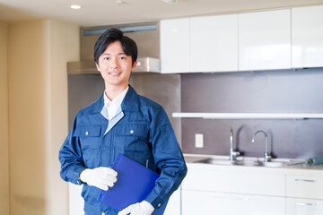 誠実な雰囲気でマンションの点検をする男性の作業員