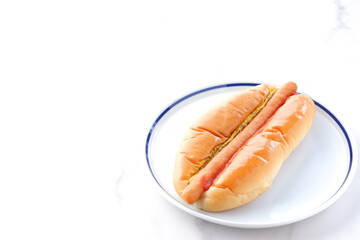 マスタードとケチャップをかけたチョリソー・ソーセージパン（ホットドッグ）
