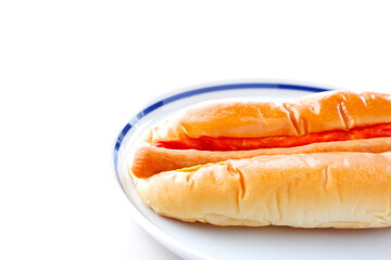 マスタードとケチャップをかけたチョリソー・ソーセージパン（ホットドッグ）
