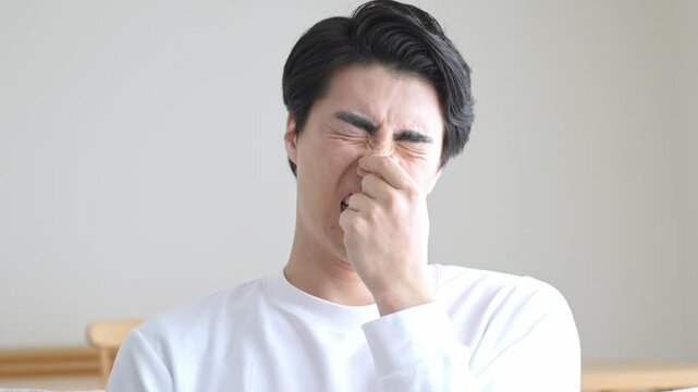 部屋で臭いを気にする日本人男性