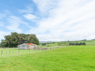 Obraz premium Old corrugated iron shed in wide rural scene