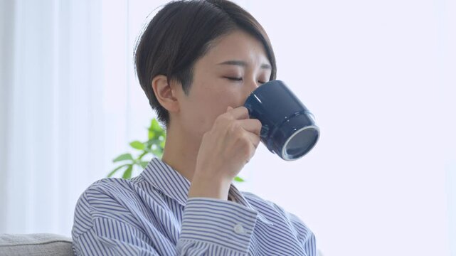 飲み物を飲む女性