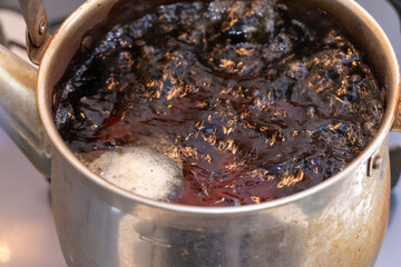 やかんでお茶を沸かす