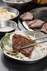 Grilled ribs with vegetable salad
