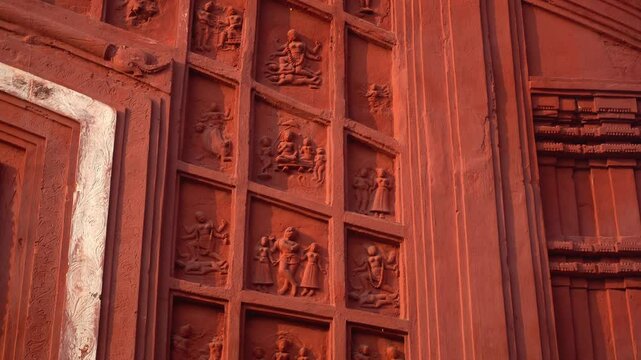The red brick architecture is evident on the outer walls of this temple which the social system, culture and civilization of that time blossomed.Currently, the paintings are almost destroyed.