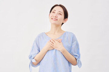 女性　ミドルエイジ　安心する　　白背景