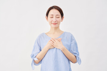 女性　ミドルエイジ　安心する　　白背景