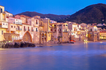 Altstadthäuser in Cefalù auf Sizilien am Abend.
