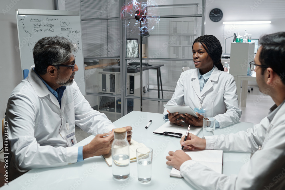 Leinwandbilder medical professionals collaborating during a meeting around table in a modern office. discussion inv