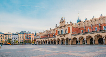 Obraz premium Main market Square with St. Mary's Basilica, city view in Krakow Poland. Autumn landscape.
