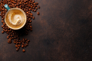 Obraz premium A steaming cup of freshly brewed coffee surrounded by rich, aromatic roasted coffee beans