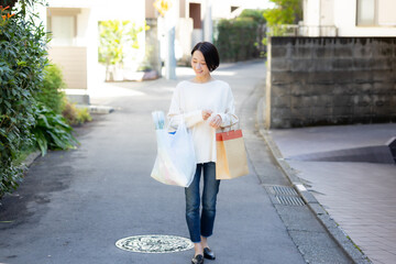 買い物をする女性