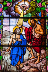 Obraz premium Stained glass (19th century) of Baptism of Jesus by John the Baptist in the Jordan river.
