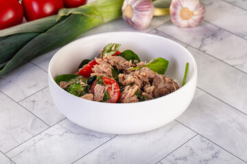 Salad with canned tuna and spinach