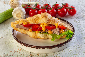 Croissant with tuna, tomato and salad