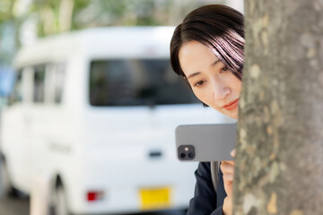 女性　スマートフォン