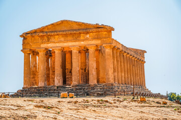 Obraz premium The greek temple of Temple of Concordia in the Valley of the Temples, Agrigento, Sicily.