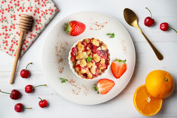 Individual baked strawberry crumble. Top view table.