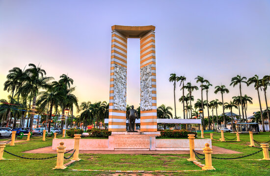 Fototapeta Statue of Felix Eboue on Palmistes Square in Cayenne, French Guiana