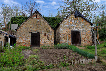 jardin et cabanes en pierre