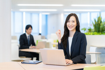 Fototapeta premium オフィスで働く若いビジネスウーマン 撮影協力 学校法人電波学園 東京電子専門学校