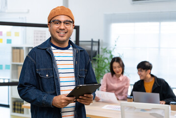 Asian business man start up working using laptop computer, marketing report with calculator document on table Planning to analyze financial reports Investing in an online business plan, e-commerce.