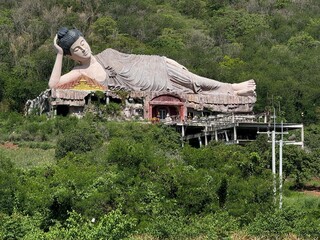 temple bouddhiste Wat Huai Prap Wararam proche de Pranburi en Thailande avec un bouddha couché monumental
