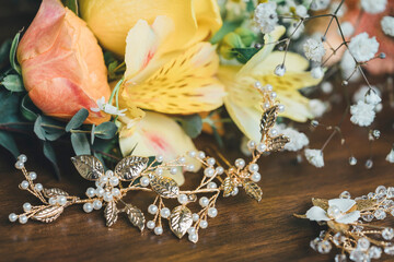 黄色い花束とアクセサリー