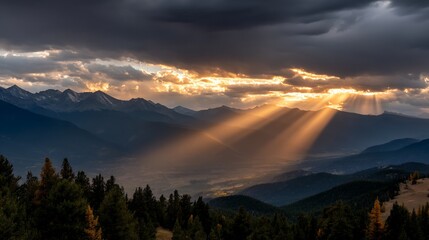 Obraz premium Mountain valley at sunset with sunbeams
