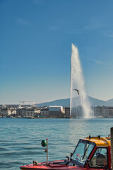 bateau taxi de la rade de Genève devant le jet d'eau