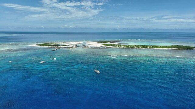 ダイビング船が集う、慶良間の秘境クエフ島空撮映像