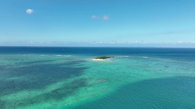誰もいない小島とエメラルドグリーンの海｜癒しの空撮風景