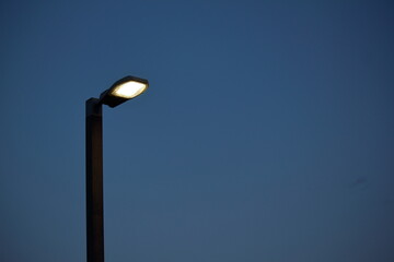 灯りをともす電灯