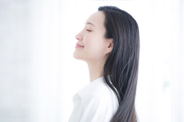 若い女性の流れる長い黒髪のヘアケアや美容のビューティーイメージ