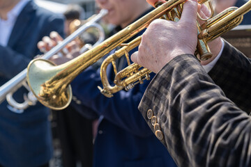 Obraz premium Musicians perform live outdoor concert with trumpets in a sunny urban setting
