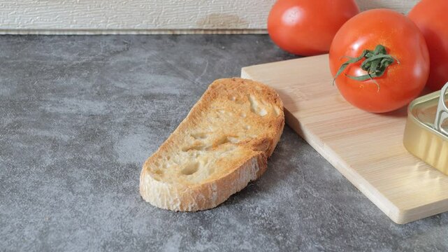 lata conserva tomate rojos pan tostado
