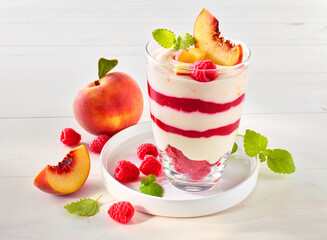 Pfirsich Himbeer Quarkspeise mit frischen Fruechten, Dessert, Cremespeise, Obst, 
