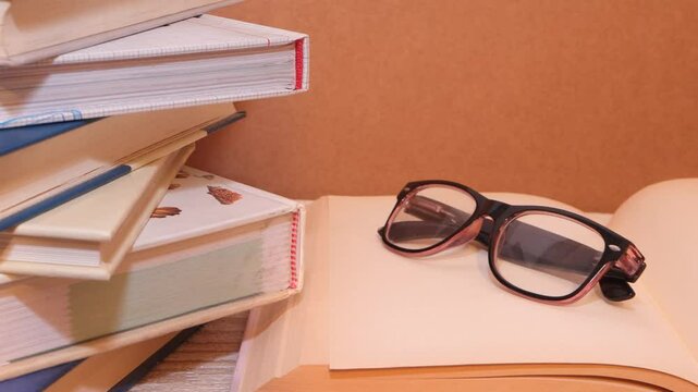 libros apilados lente gafas lectura