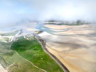 Luftaufnahme von Magheraroarty mit Sandstrand, Dünen und Küstennebel