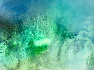 Abstrakte Luftaufnahme von flachem Küstenwasser über Sand