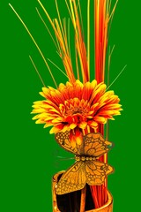 Rotgelbe Gerbera in Ziervase mit Dekoschmetterling