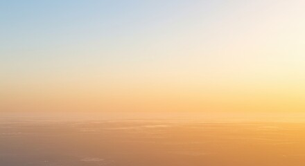 Obraz premium A serene orange and blue gradient sky with soft clouds evokes tranquility and harmony.